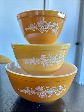 Pyrex vintage Orange-Yellow Floral Mixing Bowls